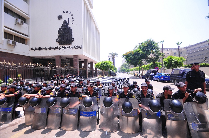 State Security Forces block access to Parliament building (photo by Hassan Ibrahim)