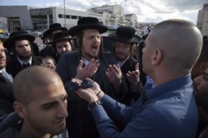 Secular Israelis argue with ultra Orthodox Jewish protesters in the central town of Beit Shemesh (Menahem Kahana / AFP)