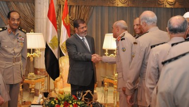 This handout picture released by the Egyptian presidency shows Egyptian President Mohamed Mursi (C) meeting with Field Marshal Hussein Tantawi (L), Egyptian Armed Forces Chief Of Staff Sami Anan (2nd R) and members of the Egyptian Supreme Council of Armed forces ahead of an Iftar meal ceremony at the Al-Jalaa military club in Cairo on July 29, 2012 (photo: AFP /HO/EGYPTIAN PRESIDENCY)  