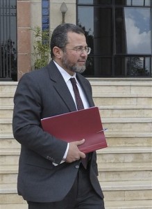 Prime Minister Hesham Qandil pressures Finance Minister Saeed El-Momtaz to keep his post in the new cabinet. (AFP PHOTO)