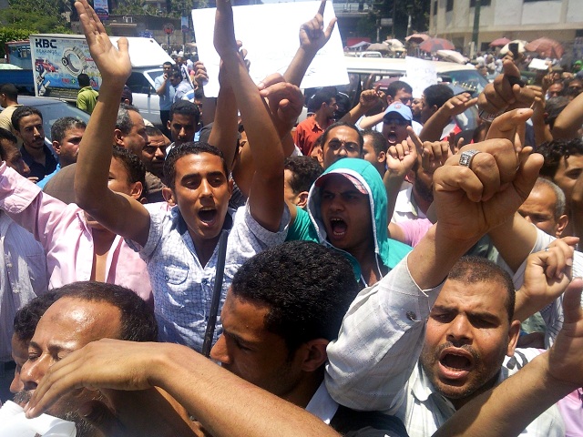 Workers demonstrate in front of the Presidential Palace asking for their bonuses (Photo: Mohamed Omar)