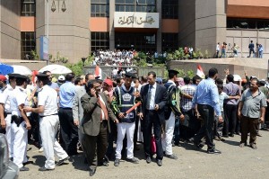 Crowds gather to protest outside of the Administrative Judiciary Court building (Photo: Mohamed Omar)