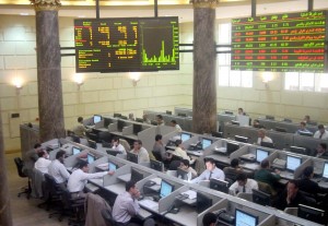 The stock market’s benchmark EGX 30 Index hit a 1.02% gain on Sunday, closing at 5,586.65.  This represents an 8.06% climb, 416.76 points, from September’s lowest drop on 5 September to 5,169.89. (Photo by Hassan Ibrahim\DNE File)