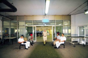       Guards sit at the entrance of Al-Mounir hospital in Cairo (File photo)  Hassan Ibrahim / DNE   