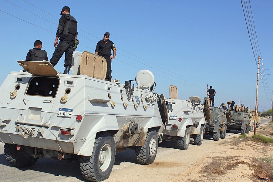 Egyptian security forces stand by their Armored Personnel Carriers ahead of a military operation in the northern Sinai peninsula (File photo) AFP PHOTO / Stringer