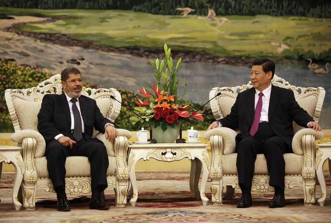 Egypt's President Mohamed Morsi (left) chats with Chinese Vice-President Xi Jinping (right) during their meeting in the Great Hall of the People in Beijing AFP PHOTO / POOL