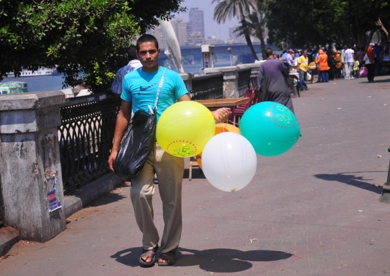 A man selling ballons during Eid El-Fetr (DNE Photo/Hassan Ibrahim)