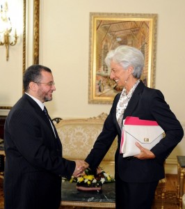 Egyptian Prime Minister Hisham Qandil (L) shakes hands with International Monetary Fund (IMF) chief Christine Lagarde on 22 August   AFP PHOTO / Stringer 