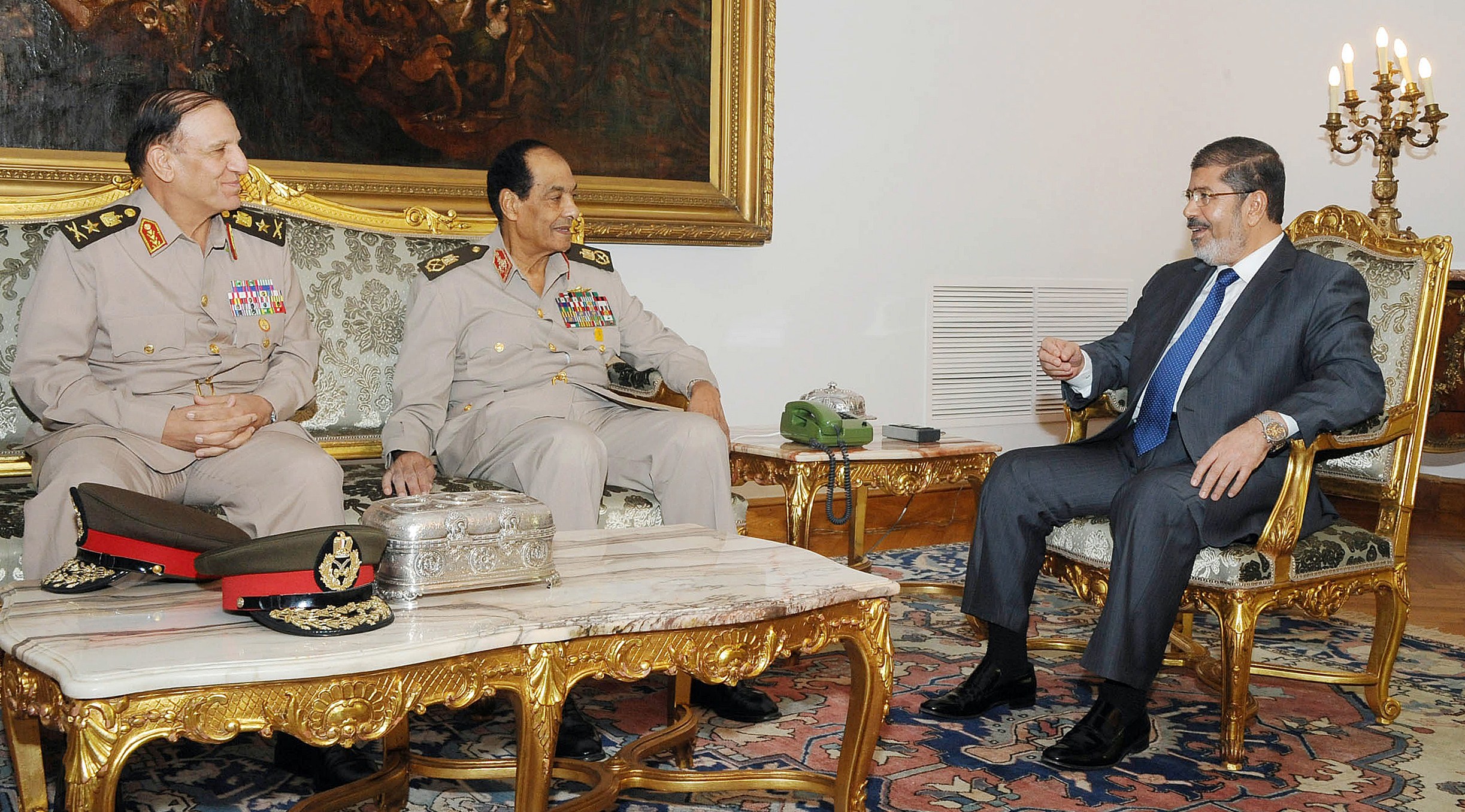 President Mohamed Morsi (R) meets with retired former Defence Minister and Field Marshall Hussein Tantawi (C), and retired Armed Forces Chief of Staff, Sami Anan (L) at the presidential palace in Cairo on 14 August AFP PHOTO / HO / MENA