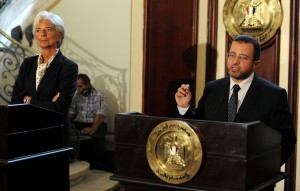 Egyptian Prime Minister Hisham Qandil (R) give a joint press conference with International Monetary Fund (IMF) chief Christine Lagarde on August 22, 2012 (AFP File Photo)