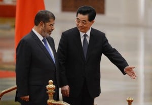 Chinese President Hu Jintao (right) shows the way to the Egyptian President Mohamed Morsi during a welcoming ceremony at the Great Hall of the People in Beijing on August 28, 2012 (AFP Photo / MARK RALSTON)