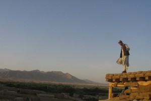 An Afghan militia man stands on the roof of a security post in Kajaki in Helmand province where Taliban militants killed ten national army soldiers (File photo) AFP PHOTO / BRONWEN ROBERTS