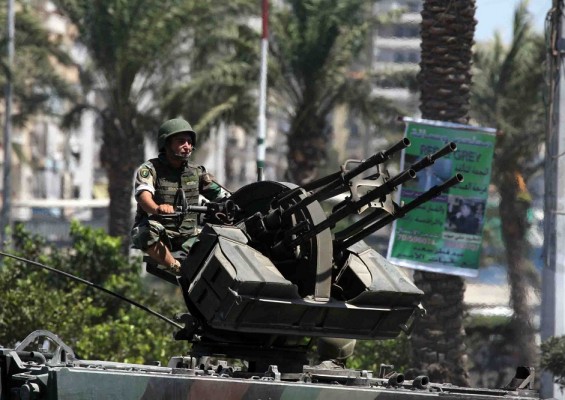 A Lebanese soldier mans an anti-aircraft heavy machine gun mounted on an armoured personal carrier in the northern Lebanese city of Tripoli on 22 August AFP PHOTO / Stringer