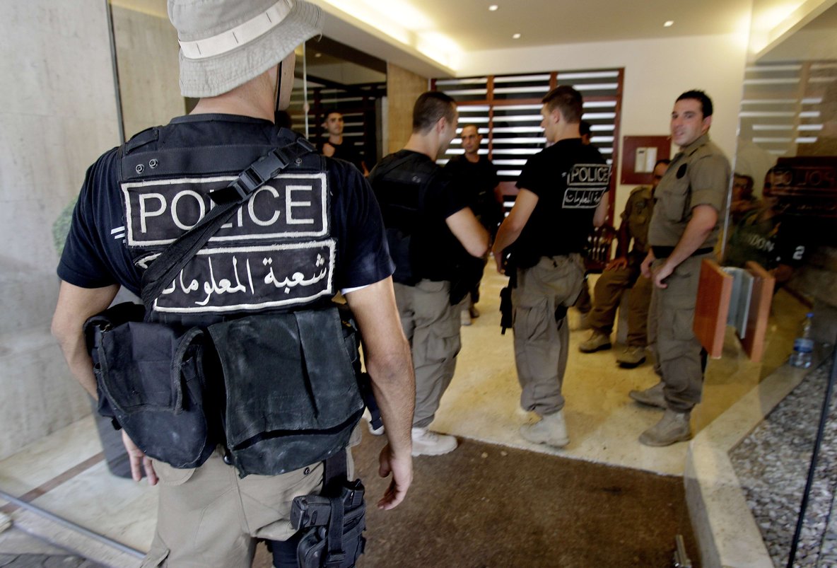 Lebanese policemen stand guard at the entrance of a residential building where former government minister Michel Samaha resides in Beirut on August 9, 2012. AFP PHOTO / ANWAR AMRO