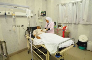 Patient receives treatment in the El-Mounira hospital (Hassan Ibrahim)