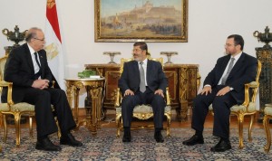 A hand out picture made available by the Egyptian presidency shows Egytpian President Mohamed Morsi (C) meeting with Egyptian Prime Minister Hisham Qandil (R) and Libyan Prime Minister Abdel Rahim al-Kib (L) at the presidential palace in Cairo on 6 August  AFP PHOTO/EGYPTIAN PRESIDENCY 