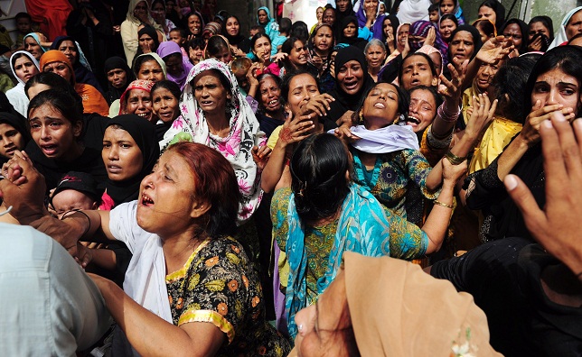 Pakistani women grieve during the funeral of a garment factory fire victim in Karachi on 14 September AFP PHOTO / ASIF HASSAN