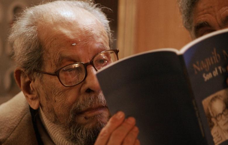 Egyptian Nobel laureate Naguib Mahfuz is pictured on 12 February 2006 at a hotel in Cairo AFP PHOTO / Cris Bouroncle