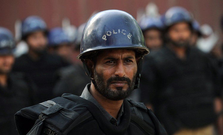 Pakistani policemen stand guard during a protest rally in Lahore on 22 September against a US-made anti-Islam film AFP PHOTO / ARIF ALI