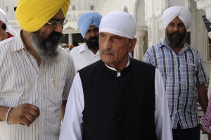 A file photo taken on 19 May 2011 shows Pakistani Federal Railways Minister Haji Ghulam Ahmed Bilour (centre) paying his respects at the Sikh Shrine the Golden temple in Amritsar.  AFP PHOTO / NARINDER NANU