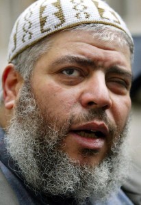 Muslim cleric Abu Hamza al-Masri is escorted from the Central Criminal Courts in London in Januray 2003 (File photo)  AFP PHOTO / ADRIAN DENNIS