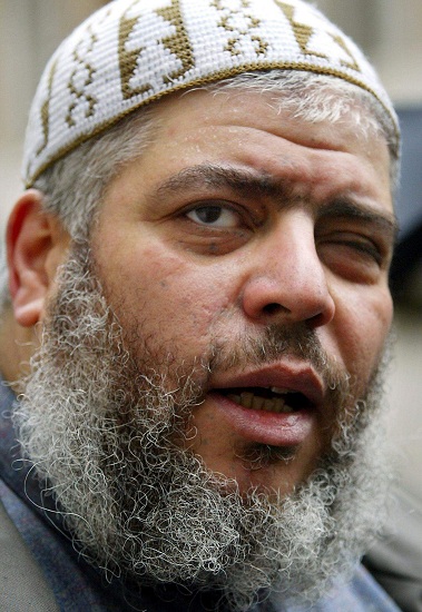 Muslim cleric Abu Hamza al-Masri is escorted from the Central Criminal Courts in London in Januray 2003 (File photo) AFP PHOTO / ADRIAN DENNIS