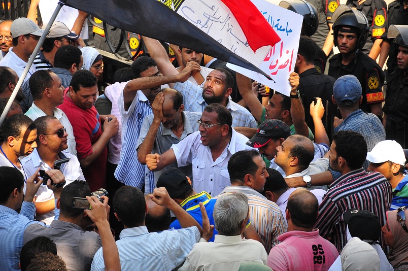 Cairo University staff march onto the Cabinet offices to demand greater wages and representation within the university governing structures Hassan Ibrahim / DNE