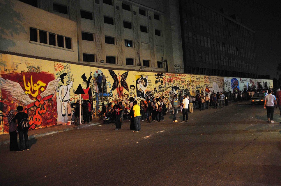 Revolutionaries drawing new graffiti paintings in Mohamed Mahmoud street Hassan Ibrahim / DNE