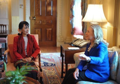 Myanmar's democracy icon Aung San Suu Kyi (L) meets with US Secretary of State Hillary Clinton (AFP, Mandel Ngan)