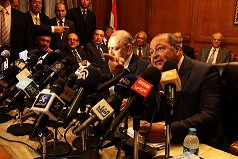 Maher Sami, the vice president of the supreme constitutional court, gesticulates during Tuesday’s press conference to reject all articles in the draft constitution applicable to the role of the court. (AFP Photo)