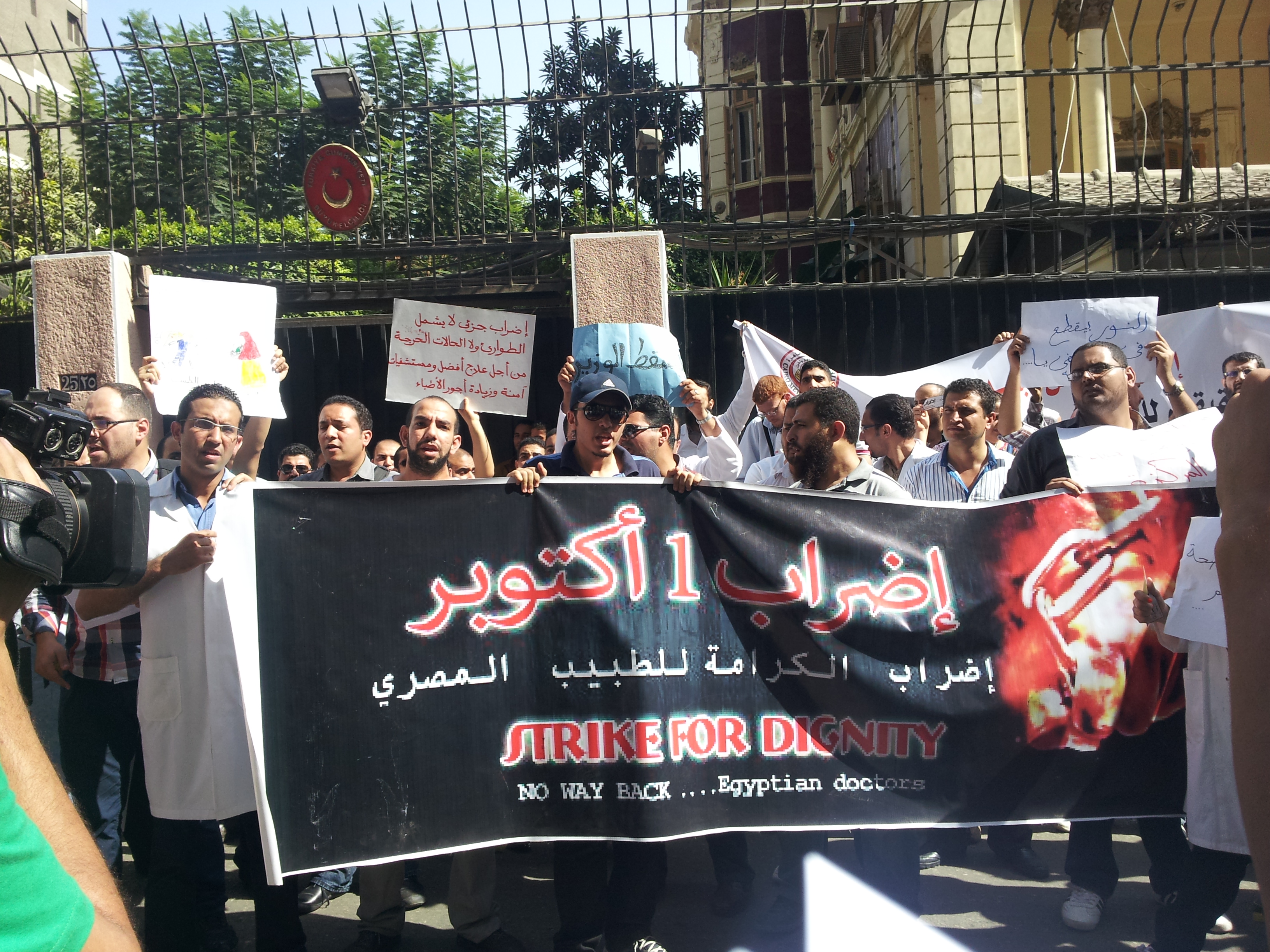 Street vendors protest against the Ministry of Interior as the father of the man killed last week during confrontations with security forces in Giza Square meets with the Attorney General. (Photo by Hend Tarek)