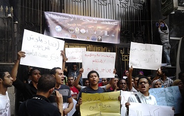Students protesting university bylaws at the ministry of higher education. (Photo by Fady Salah / DNE)