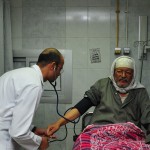 Despite the strike by medical staff, a doctor provides treatment to a man in Mounira hospital Hassan Ibrahim / DNE