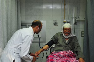 Despite the strike by medical staff, a doctor provides treatment to a man in Mounira hospital  Hassan Ibrahim / DNE