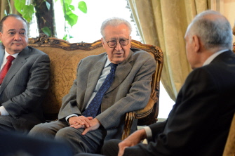 Lakhdar Brahimi (C) and his deputy Nasser al-Qudwa meet with Egyptian Foreign Minister Mohammed Kamel Amr (R) in Cairo on October 16, 2012. (AFP Photo)