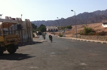 Soldiers patrol the streets around the police station in Dahab. (Photo by Daily News Egypt)