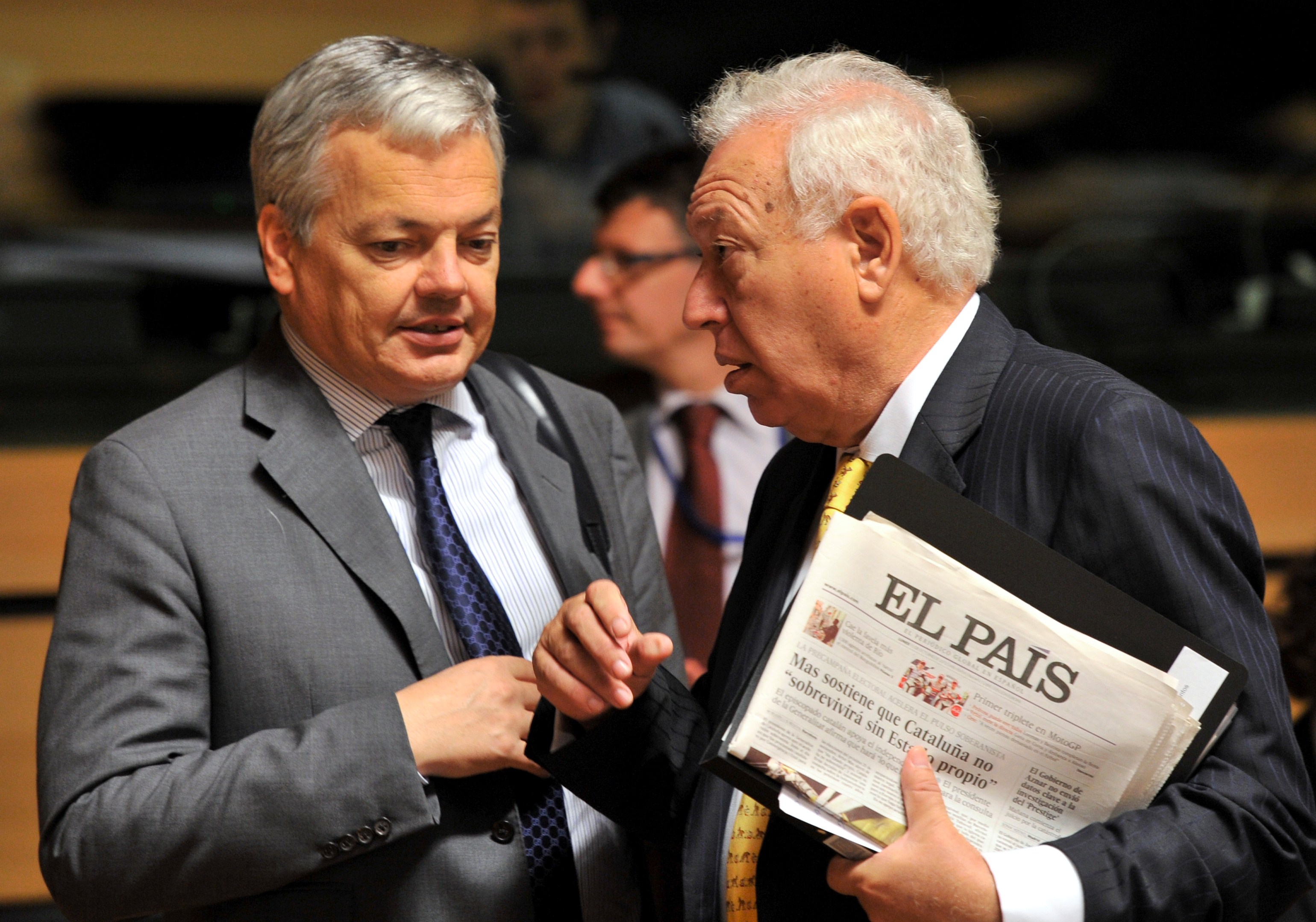 Spanish Foreign minister Jose Manuel Garcia Margallo (R) speaks with Belgian Foreign Minister Didier Reynders (L) before a Foreign Affairs ministers meeting on October 15, 2012 in Luxembourg. (AFP PHOTO / JOHN THYS)