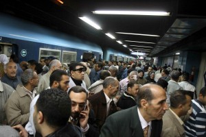 People push to get on and off a Metro train at Sadat station Hassan Ibrahim / DNE