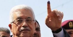Palestinian President Mahmud Abbas shows his ink-stained finger after voting for the municipal elections at a polling station in Al-Bireh, a town adjacent to the West Bank city of Ramallah, on October 20, 2012. (AFP Photo)