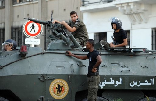 Tunisian security forces keep watch outside the interior ministry in Tunis. (AFP PHOTO / FETHI BELAID)