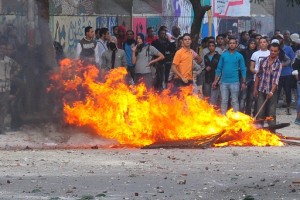 Protesters gather on Mohamed Mahmoud Street as clashes with security forces entered the second day. (DNE / Hassan Ibrahim_