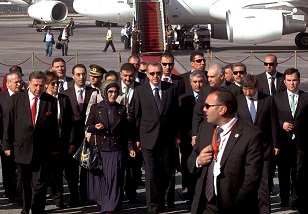 Egyptian Foreign Minister Mohamed Kamel Amr (Back, 3rd from right) welcomes Turkey's Prime Minister Recep Tayyip Erdogan (centre) and his wife Emine at Cairo airport .(AFP PHOTO / Stringer)