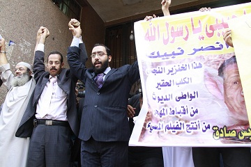 Supporters of cleric Abu Islam chant outside a courthouse in Cairo. (DNE / FILE PHOTO / Mohamed Omar)