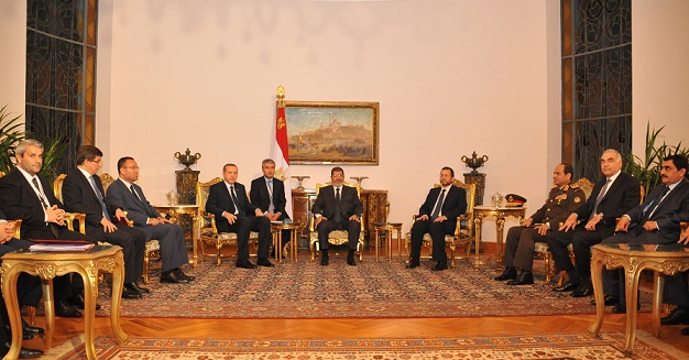 Turkey's Prime Minister Recep Tayyip Erdogan (L) meets with Egyptian President Mohamed Morsy. (Photo courtesy of the Egyptian presidency)