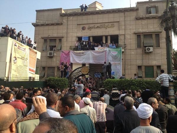 Lawyers and other groups gather outside of the lawyer’s syndicate in Cairo. (DNE/ Basil El-Dabh)