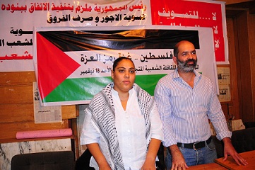 Rasha Azab (left) and Mohamed Waked hold a press conference in Cairo announcing the formation of a “political convoy” to the Gaza Strip. (DNE / Hassan Ibrahim)