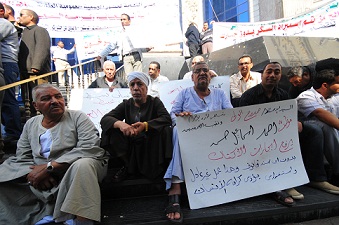 Newspaper vendors gather outside the Journalist's Syndicate building. (DNE / Hassan Ibrahim) 