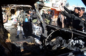 Pakistani security officials scan the site of a bomb explosion in Quetta. (AFP PHOTO / BANARAS KHAN)