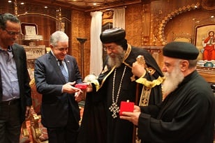 Hamdeen Sabahi meets with Pope Tawadros II on Monday, 19 November. (Photo courtesy of the Popular Current Facebook page)