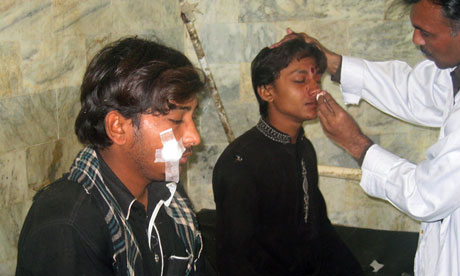 A Pakistani paramedic gives treatment to injured blast victims after a bomb explosion in Dera Ismail Khan during a Shia Muslim procession.. (AFP / GETTY IMAGES / STR)